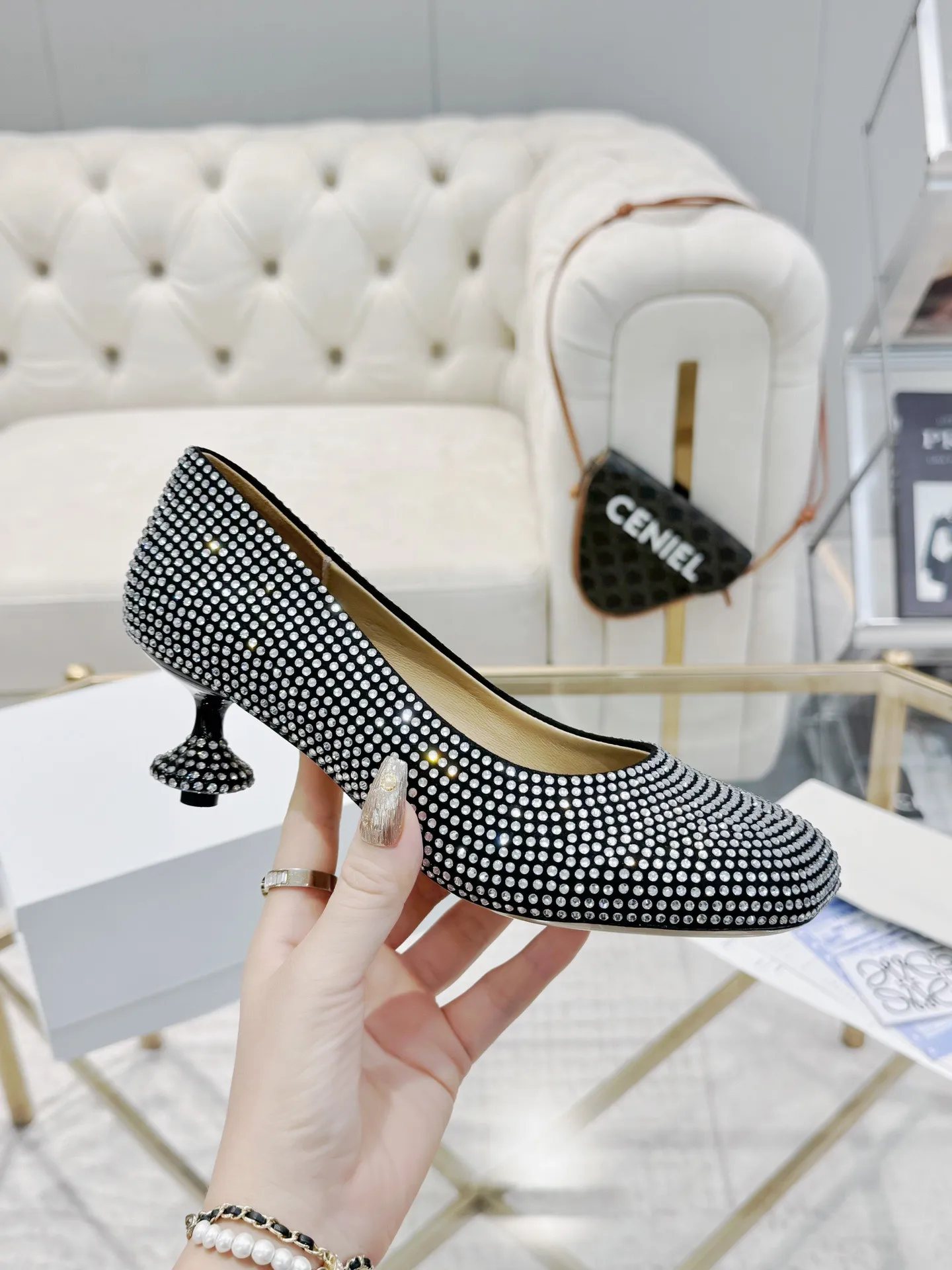 👟👟Ex-factory price 660👟👟 LOEWE‼ ️ New arrival‼ ️Imported genuine leather sole Loewe 2024/aw early spring latest T stage colored diamond series catwalk style 😘😘😘 Upper: imported silk cloth lining: imported water-dyed sheepskin outsole: original molded injection molded leather outsole Heel: original molded 1:1 Heel height: 5.5cm Size: 35-39 (40/41/42/43 custom-made, non-refundable)